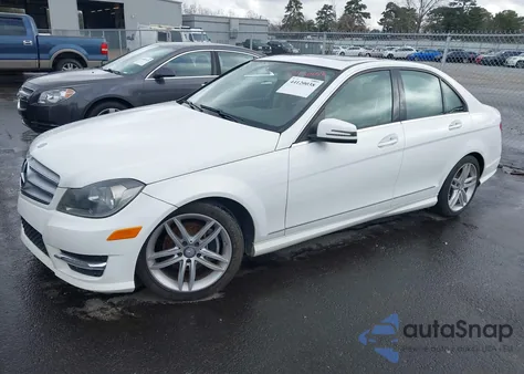 2013 Mercedes-Benz C 250 Luxury/Sport из США, поврежденный, VIN WDDGF4HB8DR286410